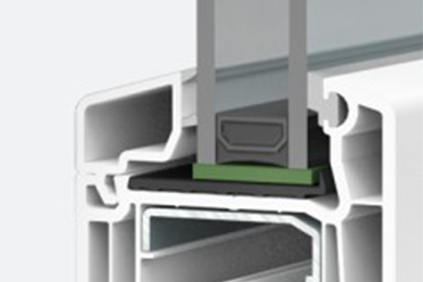 Taq-Ferestre PVC-Ferestre-Softline-70-7-Secțiune transversală a unui profil PVC cu geam termopan și garnituri de etanșare, oferind izolare termică și fonică superioară.