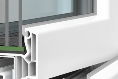 Taq-Ferestre PVC-Ferestre-Softline-82-AD-8-Secțiune de profil PVC cu geam triplu termoizolant și garnitură de etanșare verde pentru izolare fonică și eficiență energetică optimă.