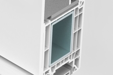Taq-UsiPVC-Usi-Softline-76-2-Secțiune transversală a unui profil de ușă PVC, evidențiind ranforsarea metalică și camerele multiple pentru izolare termică.