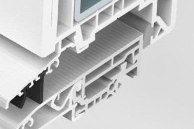Taq-Usi-Softline-76-5-Secțiune transversală a unui profil de fereastră PVC, evidențiind structura internă cu camere de izolare termică și garnituri de etanșare.