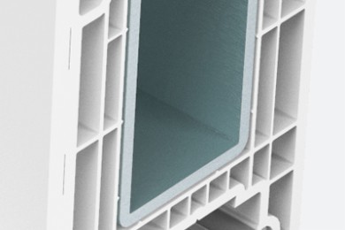 Taq-Usi PVC-Usi-Softline-82-3-Secțiune transversală a unui profil de fereastră PVC, cu camere multiple pentru izolare termică și ranforsare metalică.