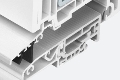 Taq-UsiPVC-Usi-Softline-82-5-Secțiune transversală a unui profil de fereastră PVC, cu sistem avansat de izolare termică și garnituri de etanșare.