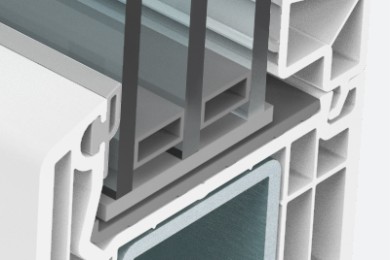 Taq-UsiPvc-Usi-Softline-82-7-Secțiune transversală a unui profil de fereastră PVC cu geam triplu termoizolant și ranforsare metalică.