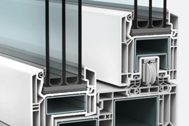 Taq-Usi PVC-Usi-Vekamotion-82-Max-3-Secțiune transversală a unui profil PVC pentru uși glisante, cu geam triplu termoizolant, ranforsare metalică și garnituri avansate de etanșare.