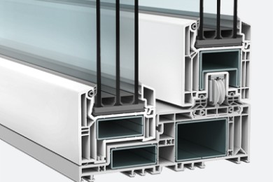 Taq-Usi PVC-Usi-Vekamotion-82-Max-5-Secțiune transversală a unui profil PVC pentru uși glisante, cu geam triplu termoizolant, ranforsare metalică și izolare termică avansată.