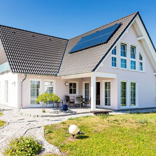 Fereastra-TAQ-VEKA-Softline-70-AD- Casă modernă cu acoperiș în două ape, ferestre mari și panouri solare montate pe acoperiș, exemplu de arhitectură ecologică și eficiență energetică.