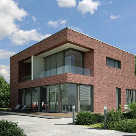 Fereastra-TAQ-VEKA-Softline-76-MD-Casă modernă cu fațadă din cărămidă, ferestre mari, balcoane cu sticlă și terasă spațioasă, exemplu de arhitectură contemporană.