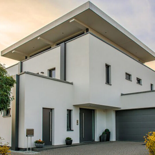 Fereastra-TAQ-VEKA-Softline-82-MD-Casă modernă cu design minimalist, fațadă albă, accente gri și acoperiș plat, exemplu de arhitectură contemporană.