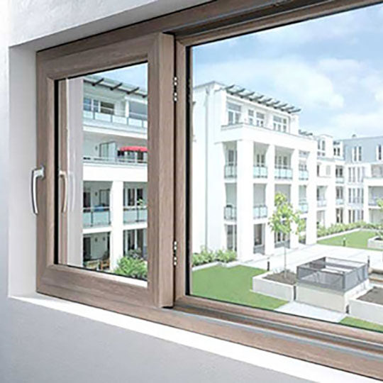 Taq-Ferestre PVC-GEALAN-SMOOVIO-schiebeelemente-Fereastră PVC cu profil imitatie lemn, geam termopan și deschidere oscilantă-glisantă, instalată într-un apartament modern.