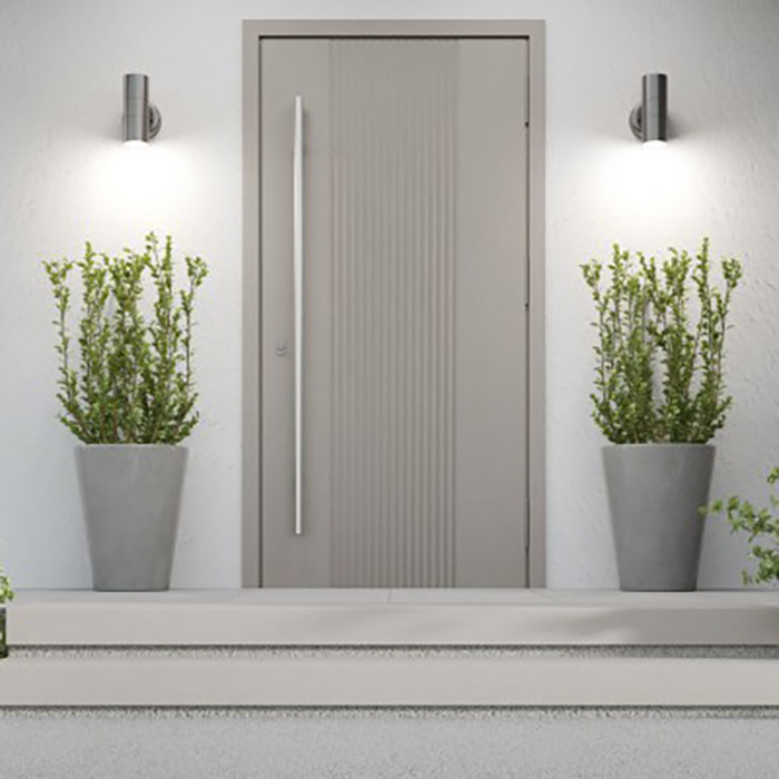 Usa-TAQ-VEKA-Ușă modernă de exterior, cu maner vertical lung și design minimalist, potrivită pentru case elegante și contemporane.